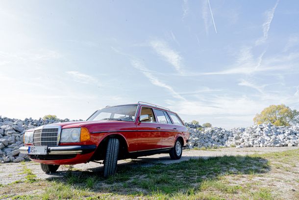 Mercedes-W-123-T-rot-Seite